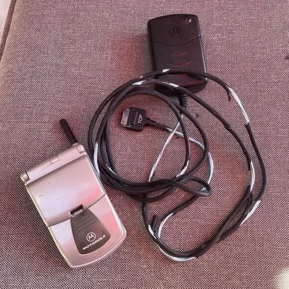 Vintage Motorola Silver TIMEPORT P8767 Flip Cell Phone - Y2K - Picture 1 of 9